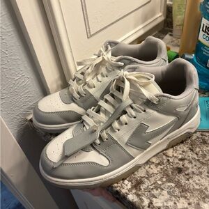 only been worn once in great condition no issues!!